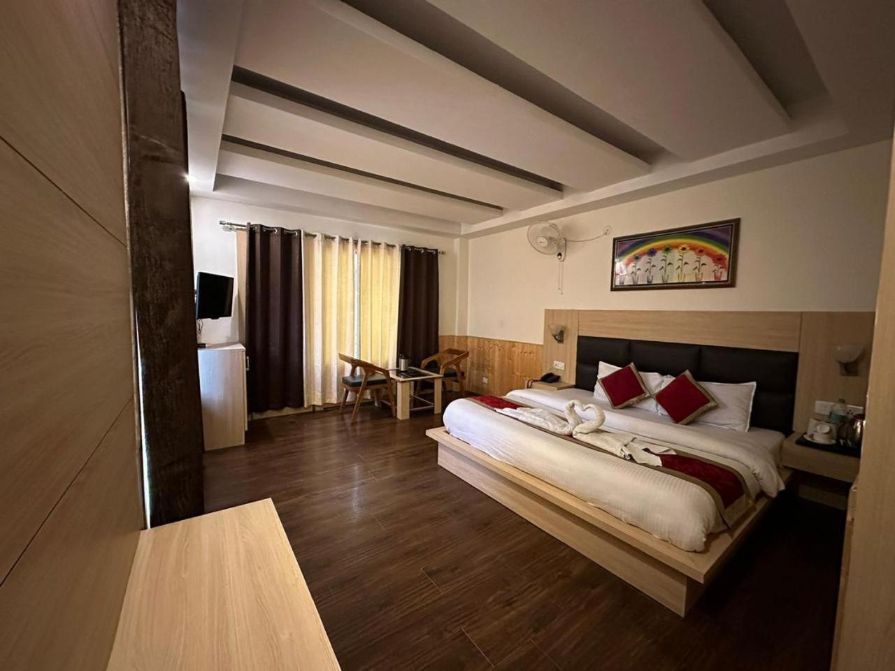 Hotel Manali Queen Exteriör bild